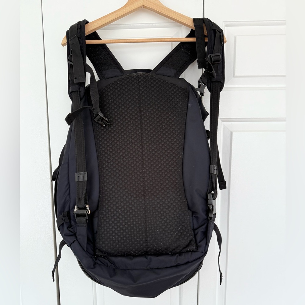 Pacsafe Vibe 40L Travel Backpack - Picture 2 of 6